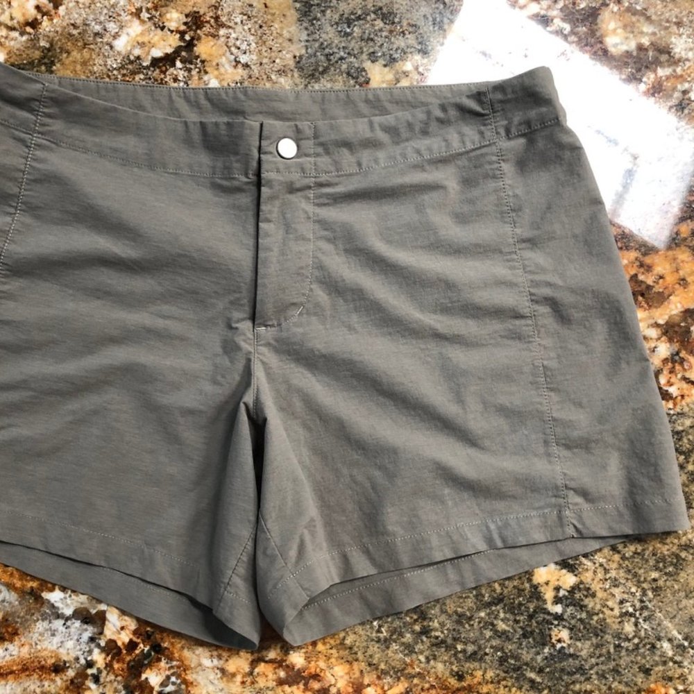 Alpine Design Khaki Green shorts size 10 New